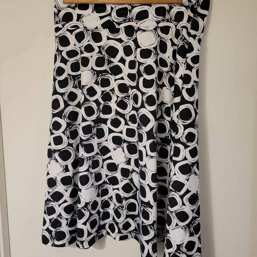 Sk4 Stylish Black and White Patterned Skirt